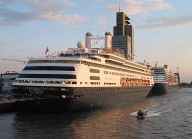 Cruiseschip ms Rotterdam en ms Oosterdam van de Holland America Line aan de Cruise Terminal in Rotterdam